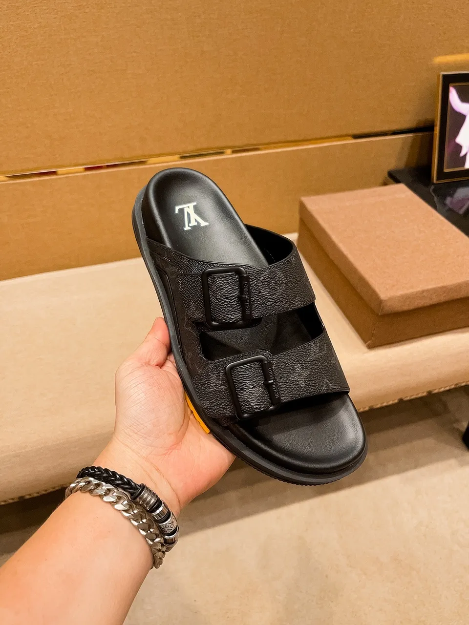 Men's shoes 💰 380 💰 New model on the market 🔥 [LV 🔥 Slippers] High-end 1:1 mold customization of first-layer cowhide, original upgraded version of the outsole, lighter and non-slip. The market's top quality, fashionable and trendy, versatile and popular, simple yet tasteful, a must-have for fashionistas, exuding a fashionable and casual atmosphere, fashion is at your feet, full of confidence, the same style at the counter 👍The season of spring and summer slippers is here, they are super beautiful to wear, 38-44, multiple colors available🔥